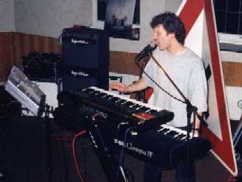 Peter haut in die Tasten